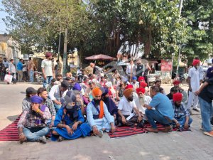 ਵੱਖ-ਵੱਖ ਜਥੇਬੰਦੀਆਂ ਦੇ ਆਗੂਆਂ ਵਲੋਂ ਡੀ.ਐਸ.ਪੀ. ਦਫ਼ਤਰ ਸਾਹਮਣੇ  ਰੋਸ ਪ੍ਰਦਰਸ਼ਨ