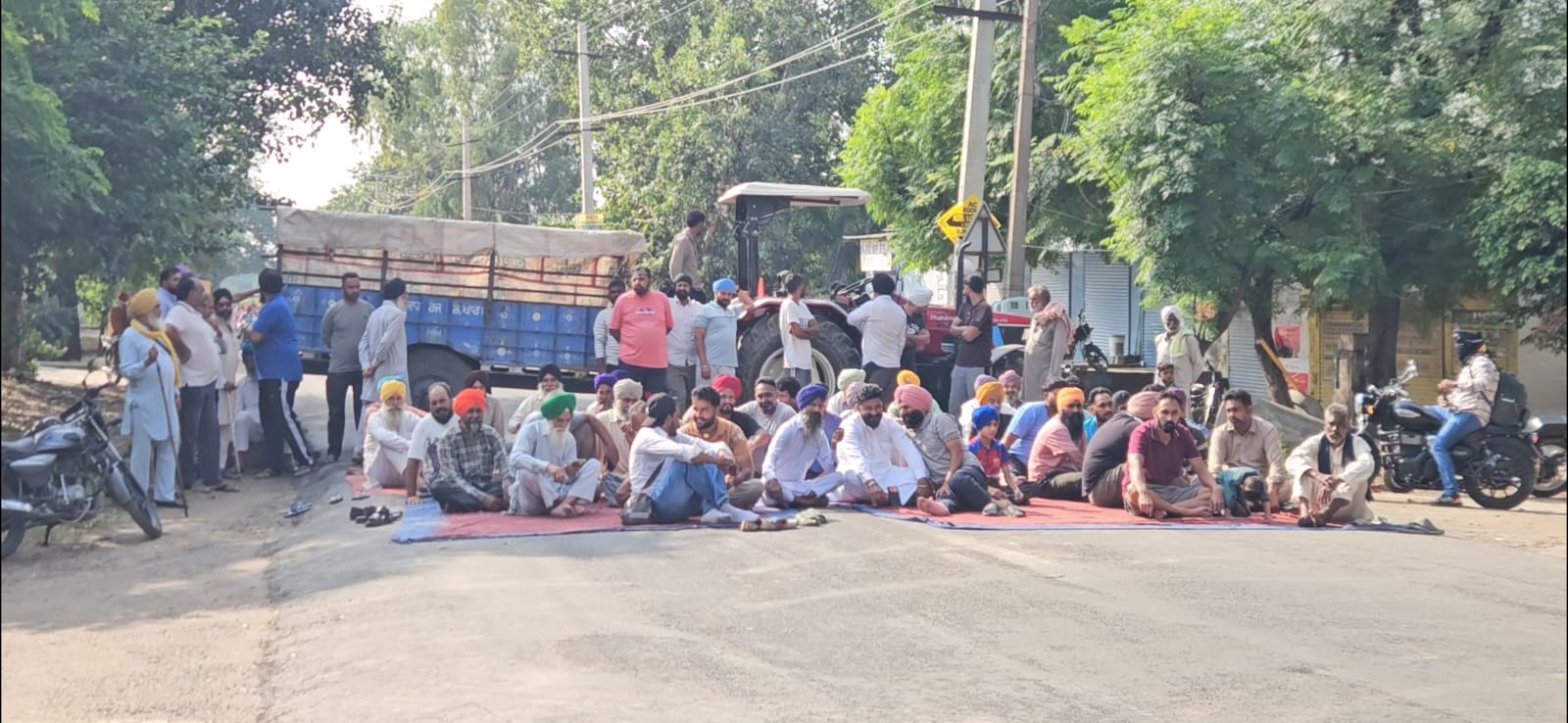 ਪੰਜਾਬ ਬੰਦ ਦੇ ਸੱਦੇ ਤਹਿਤ ਜਗਰਾਉਂ-ਰਾਏਕੋਟ ਰੋਡ ’ਤੇ ਸਥਿਤ ਪਿੰਡ ਰੂਮੀ ਨੂੰ ਮੁਕੰਮਲ ਤੌਰ ’ਤੇ ਬੰਦ