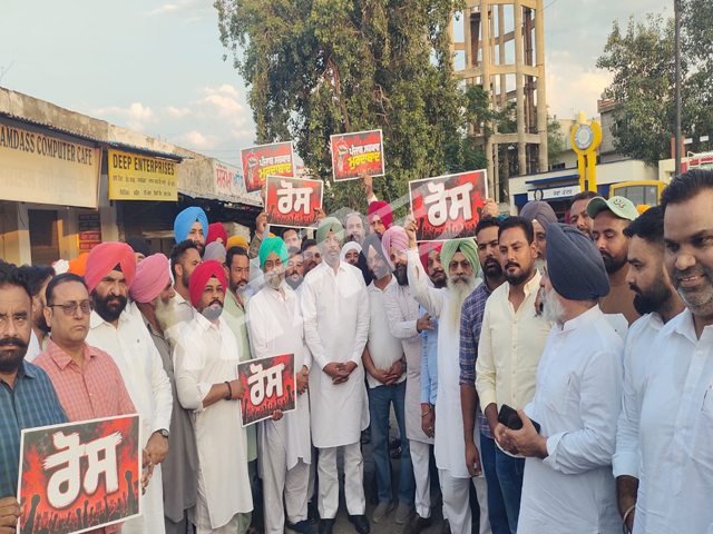 ਪਰਵਿੰਦਰ ਝੋਟਾ ਕਤਲ ਦੇ ਰੋਸ ਵਜੋਂ ਕਾਂਗਰਸ ਵਲੋਂ ਡੈਨੀ ਬੰਡਾਲਾ ਦੀ ਅਗਵਾਈ ਹੇਠ ਪੁਤਲਾ ਫੂਕ ਪ੍ਰਦਰਸ਼ਨ