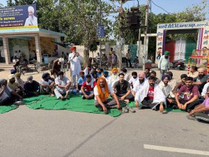 ਪੰਜਾਬ ਬੰਦ ਦੇ ਸੱਦੇ ’ਤੇ ਹਲਵਾਰਾ ਦੇ ਮੁੱਖ ਚੌਂਕ ’ਚ ਧਰਨਾ, ਪਰਮਿੰਦਰ ਸਿੰਘ ਝੋਟਾ ਮਾਮਲੇ ’ਚ ਇਨਸਾਫ਼ ਦੀ ਮੰਗ