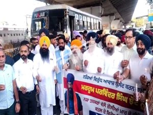 ਪਰਵਿੰਦਰ ਝੋਟਾ ਕਤਲ ਮਾਮਲਾ - ਇਨਸਾਫ ਦੀ ਮੰਗ ਕਰਦਿਆਂ ਸ਼੍ਰੋਮਣੀ ਅਕਾਲੀ ਦਲ (ਬ) ਵਲੋਂ ਕੱਢਿਆ ਗਿਆ ਕੈਂਡਲ ਮਾਰਚ