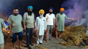 ਕਸਬਾ ਚੋਗਾਵਾਂ 'ਚ ਗੱਠਾਂ ਵਾਲੀ ਟਰਾਲੀ ਨੂੰ ਅੱਗ ਲੱਗਣ ਕਾਰਨ ਮਚੀ ਅਫ਼ਰਾ-ਤਫ਼ਰੀ