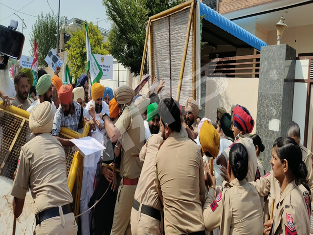ਪ੍ਰਦਰਸ਼ਨਕਾਰੀਆਂ ਦੀ ਪੁਲਿਸ ਨਾਲ ਝੜਪ, ਇਕ ਕਿਸਾਨ ਆਗੂ ਜ਼ਖ਼ਮੀ