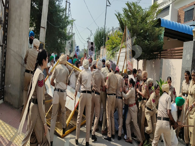 ਪ੍ਰਦਰਸ਼ਨਕਾਰੀਆਂ ਦੀ ਪੁਲਿਸ ਨਾਲ ਝੜਪ, ਇਕ ਕਿਸਾਨ ਆਗੂ ਜ਼ਖ਼ਮੀ