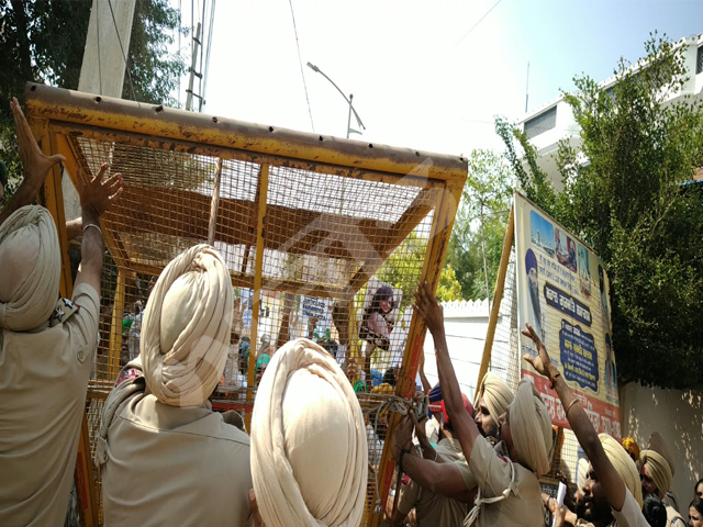 ਪ੍ਰਦਰਸ਼ਨਕਾਰੀਆਂ ਦੀ ਪੁਲਿਸ ਨਾਲ ਝੜਪ, ਇਕ ਕਿਸਾਨ ਆਗੂ ਜ਼ਖ਼ਮੀ