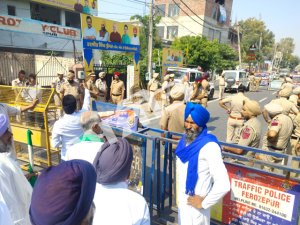 ਪਰਵਿੰਦਰ ਝੋਟਾ ਕਤਲ ਵਿਰੁੱਧ ਲਾਹਨਤੀ ਪੱਤਰ ਦੇਣ ਜਾ ਰਹੇ ਜਨਤਕ ਆਗੂਆਂ ਨੂੰ ਪੁਲਿਸ ਨੇ ਰੋਕਿਆ