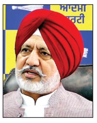 ਕੇਂਦਰ ਦੇ ਦਬਾਅ ਹੇਠ ਮੁੱਖ ਮੰਤਰੀ ਨੂੰ ਦਿੱਲੀ ਹਵਾਈ ਅੱਡੇ ’ਤੇ 3 ਘੰਟੇ ਰੋਕਿਆ