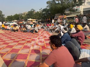 ਜ਼ੁਬਾਨੀ ਭਰੋਸਿਆਂ ਤੋਂ ਅੱਕੇ ਮੀਟਰ ਰੀਡਰਾਂ ਨੇ ਲਾਇਆ ਪੱਕਾ ਮੋਰਚਾ