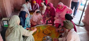 ਸੱਚਖੰਡ ਸ੍ਰੀ ਹਰਿਮੰਦਰ ਸਾਹਿਬ ਵਿਖੇ ਸੁੰਦਰ ਫੁੱਲਾਂ ਅਤੇ ਰੰਗ ਬਿਰੰਗੀਆਂ ਰੋਸ਼ਨੀਆਂ ਨਾਲ ਸਜਾਵਟ ਕੀਤੀ ਗਈ