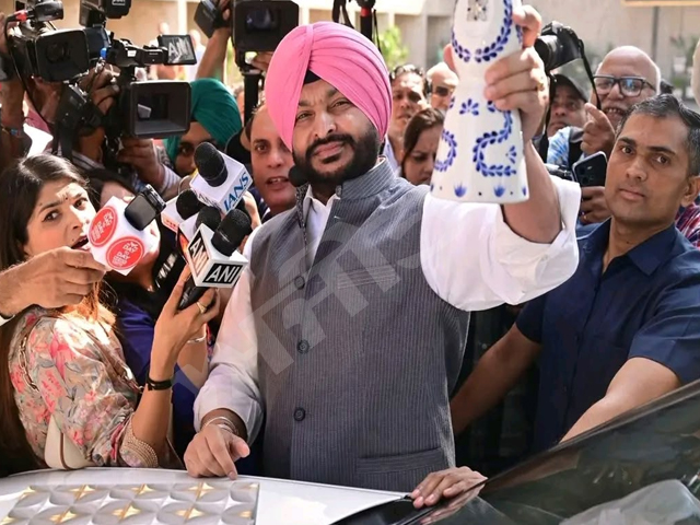 ਵਿਧਾਨ ਸਭਾ ਮੂਹਰੇ ਰਵਨੀਤ ਸਿੰਘ ਬਿੱਟੂ ਦੇ ਤਿੱਖੇ ਸਿਆਸੀ ਵਿਅੰਗ