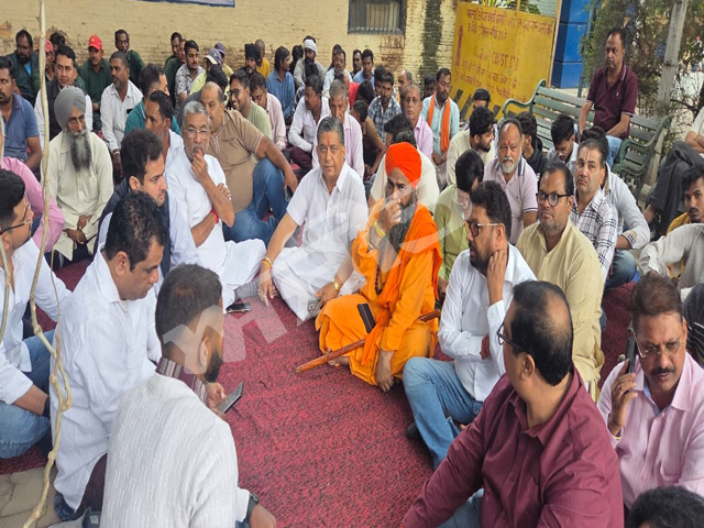 ਸ਼ਰਧਾਲੂਆਂ ਵਲੋਂ ਡੀ.ਐੱਸ.ਪੀ. ਦਫ਼ਤਰ ਅੱਗੇ ਰੋਸ ਧਰਨਾ